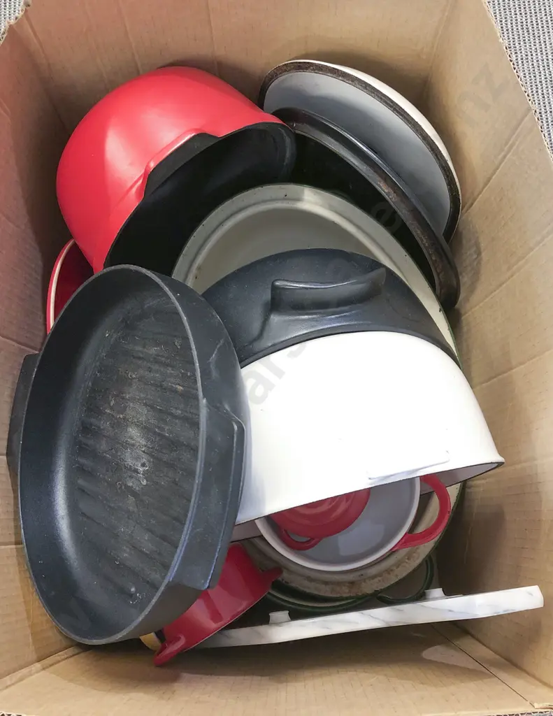 Box of Assorted Kitchenware Image 1++