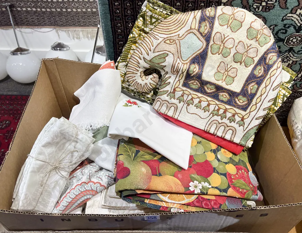 Quantity of Assorted Table Linen etc Image 1++