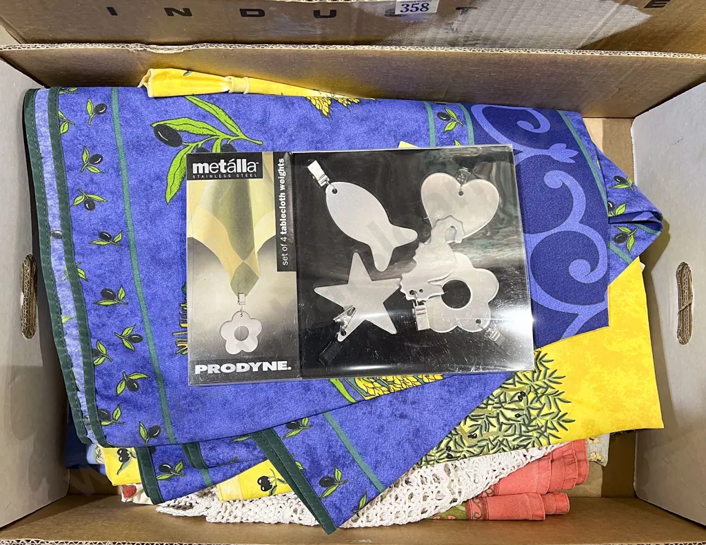 Box of Circular Linen Tablecloths and Tablecloth Weights Image 1++