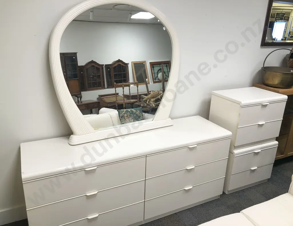 Modern Three Piece Bedroom Suite Image 1++