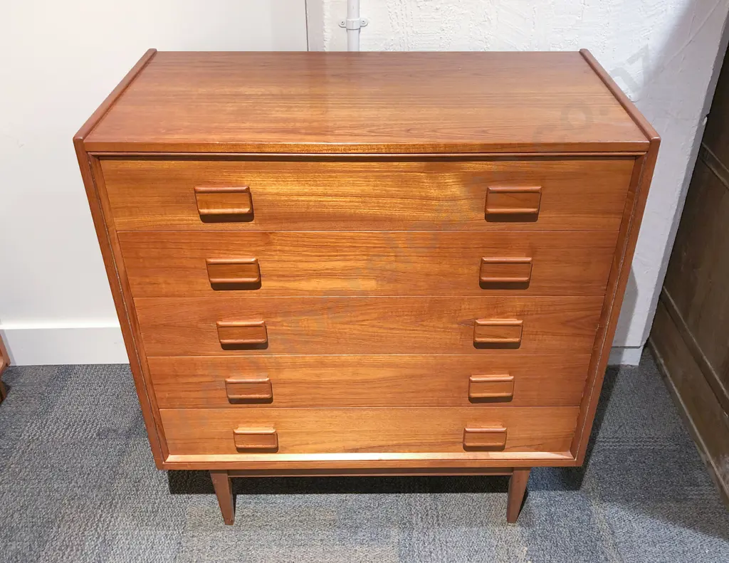 Mid-Century Teak Chest of Drawers Image 1++