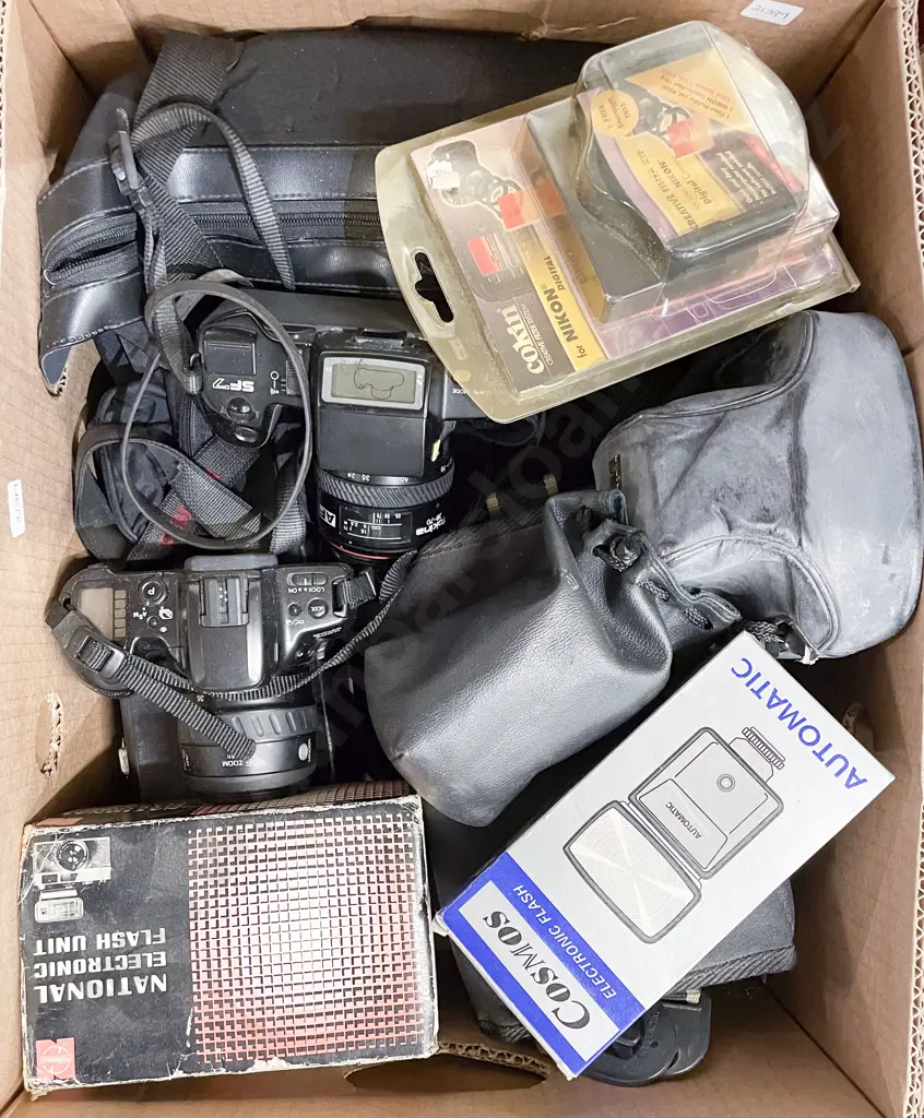 Box of Assorted Vintage Cameras etc Image 1++