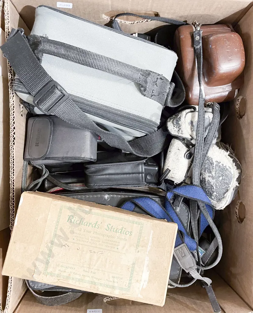 Box of Assorted Vintage Cameras etc Image 1++