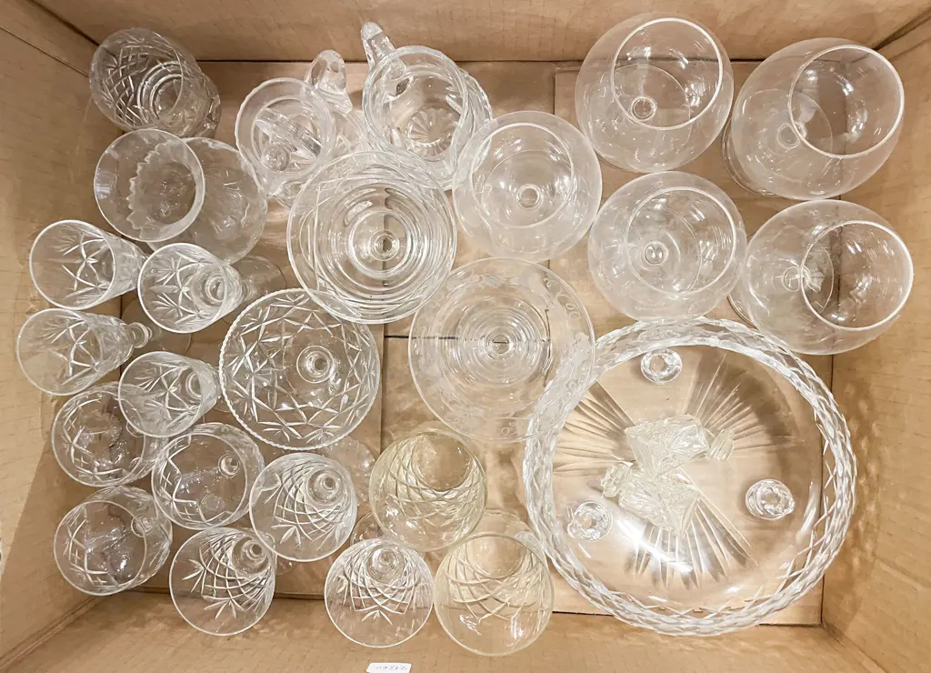 Quantity of Assorted Crystal and Glass Ware Image 1++