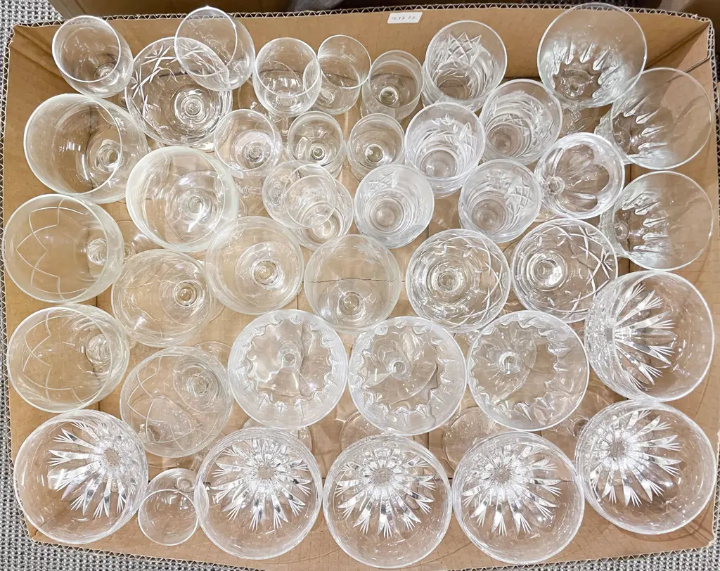 Quantity of Assorted Crystal and Glass Ware Image 1++