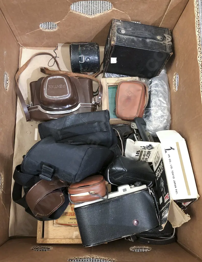 Box of Assorted Vintage Cameras etc Image 1++