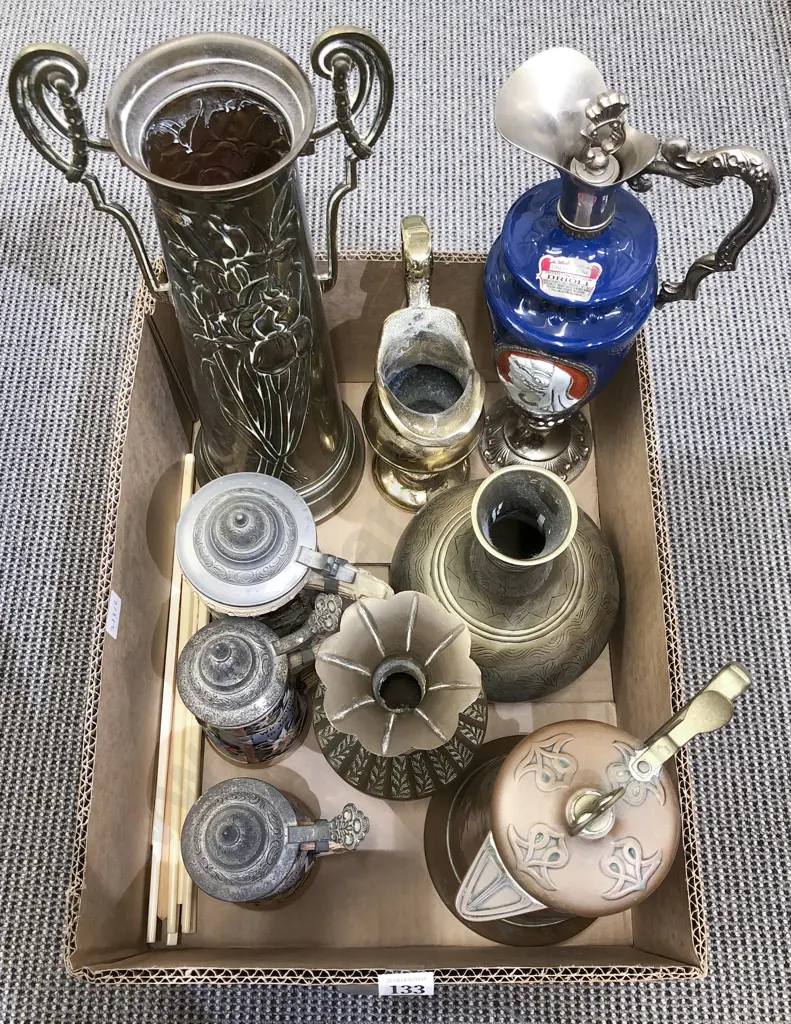 Box of Assorted Metal Ware etc Image 1++