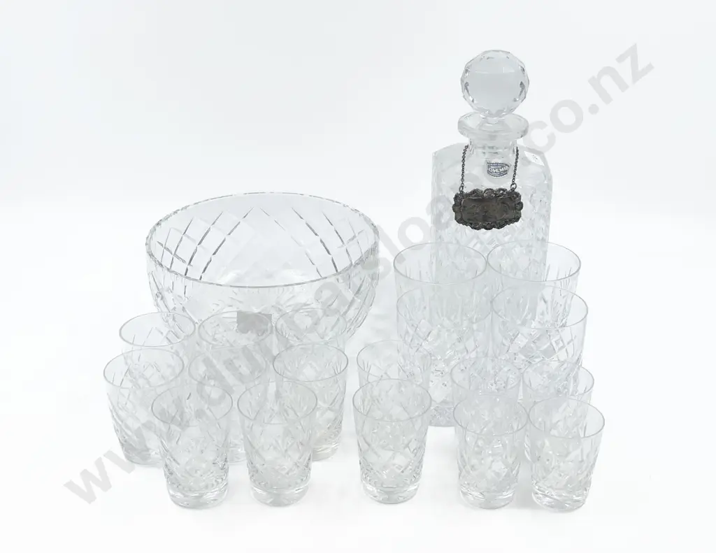Quantity of Assorted Crystal including Decanter and Fruit Bowl Image 1++