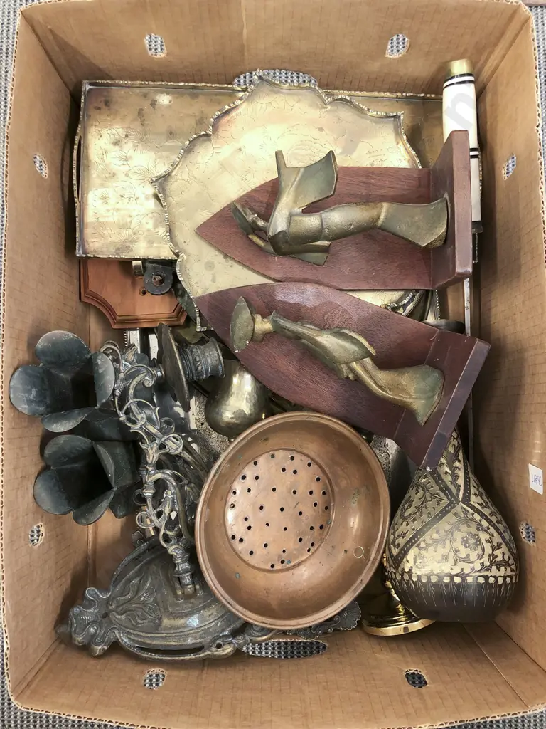 Box of Assorted Metal Ware Image 1++