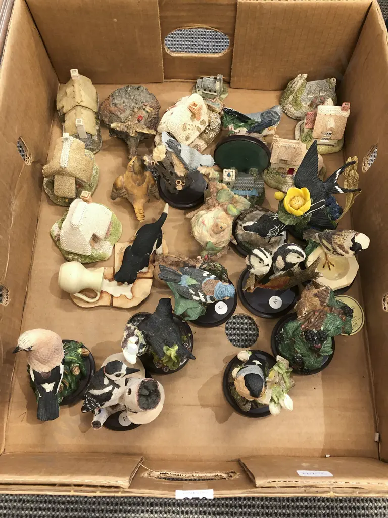 Box of Assorted Animal Ornaments etc Image 1++