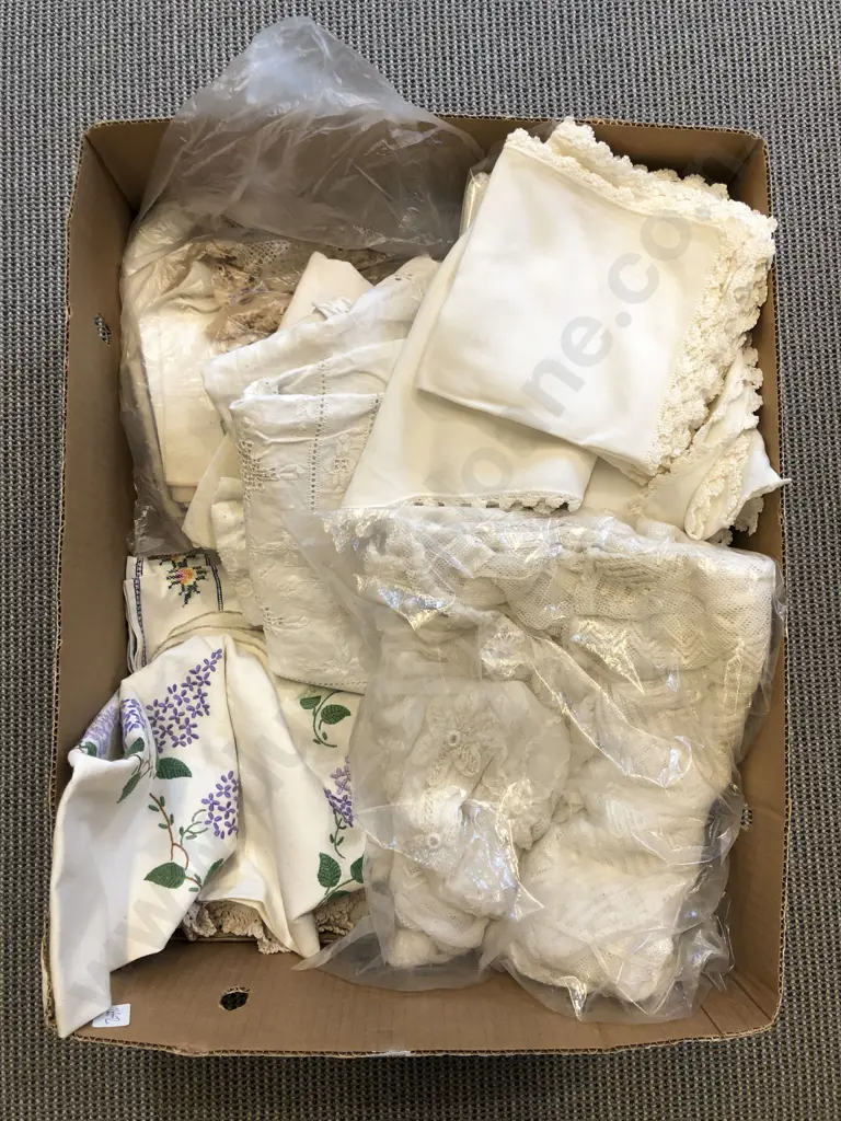 Box Quantity of Assorted Vintage Linen Image 1++