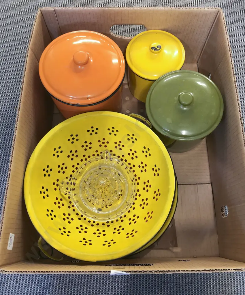 Quantity of Assorted Vintage Enamel etc Image 1++