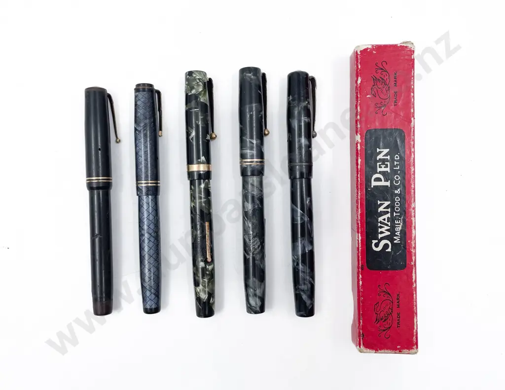 Quantity of Assorted Vintage Fountain Pens Image 1++