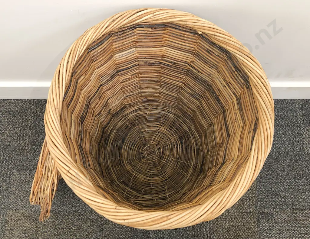 Wicker Lidded Laundry Basket Image 1++