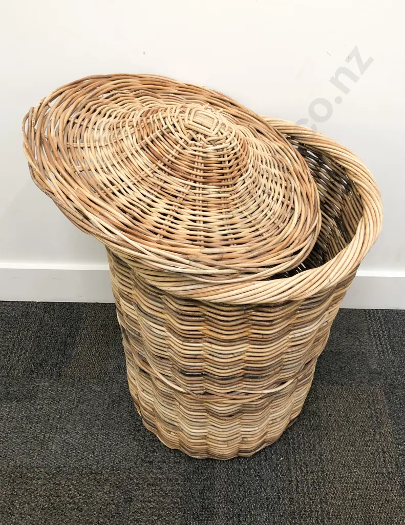 Wicker Lidded Laundry Basket Image 1++