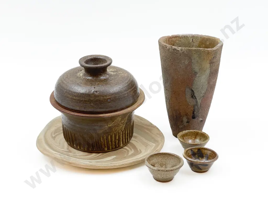 Small Quantity of Assorted Pottery Image 1++