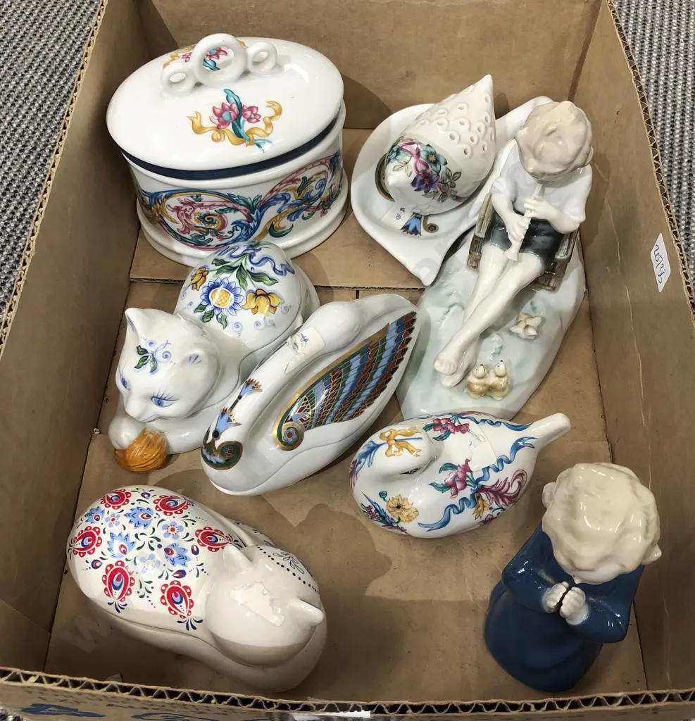 Quantity of Assorted Elizabeth Arden Trinket Boxes etc Image 1++