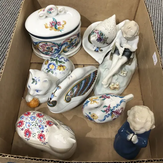 Quantity of Assorted Elizabeth Arden Trinket Boxes etc