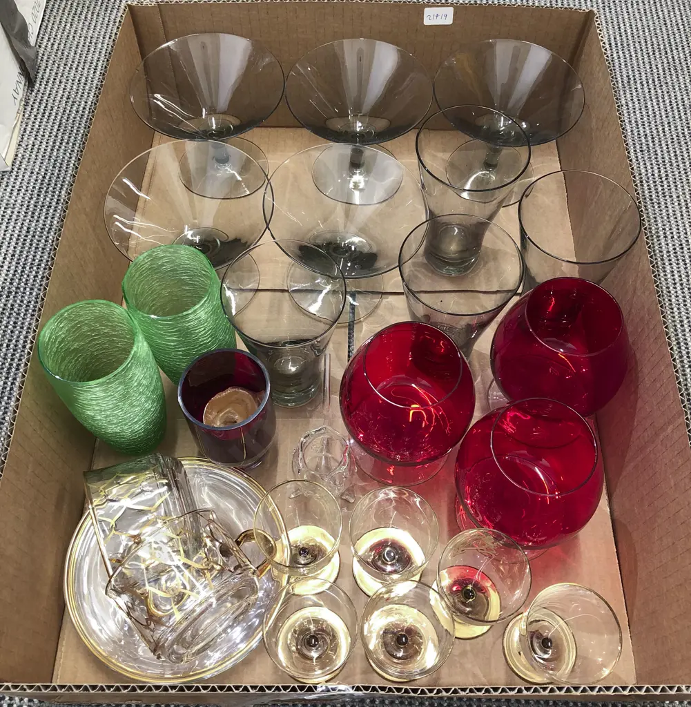 Box of Assorted Glassware Image 1++