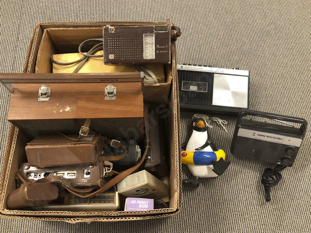 Box of Assorted Vintage Radios etc Image 1++