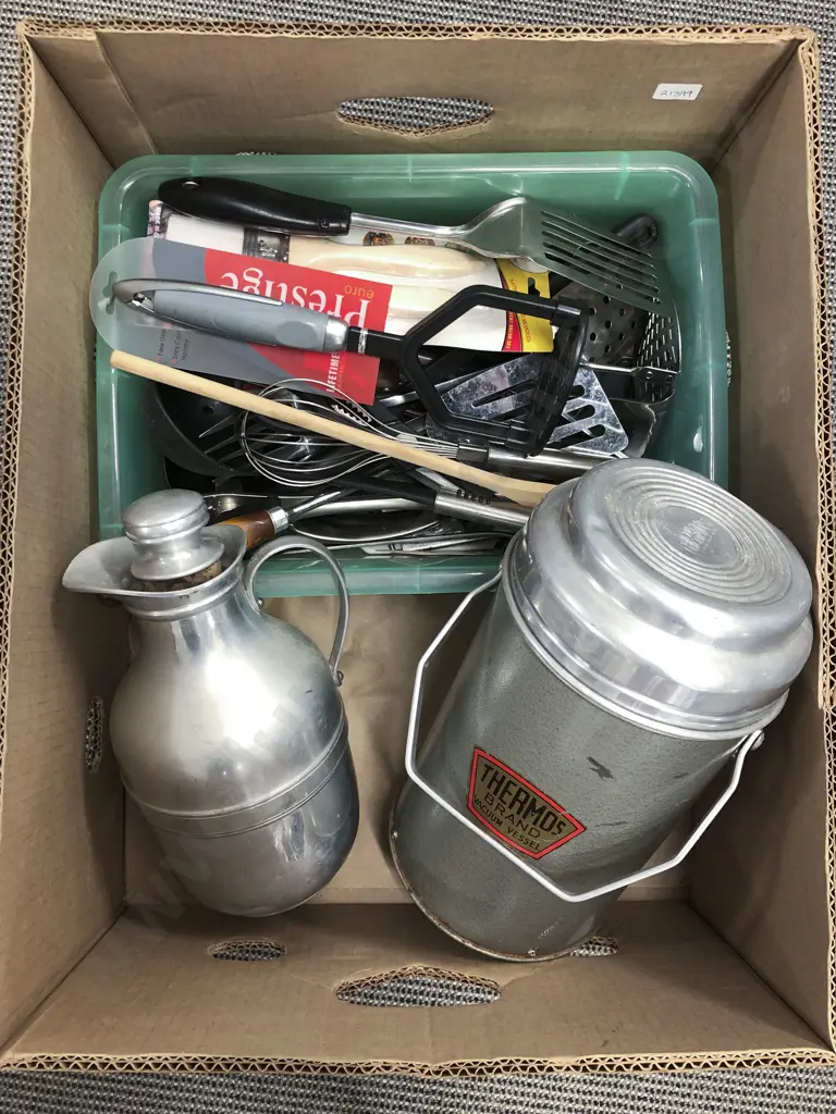 Box of Assorted Vintage Kitchenware Image 1++