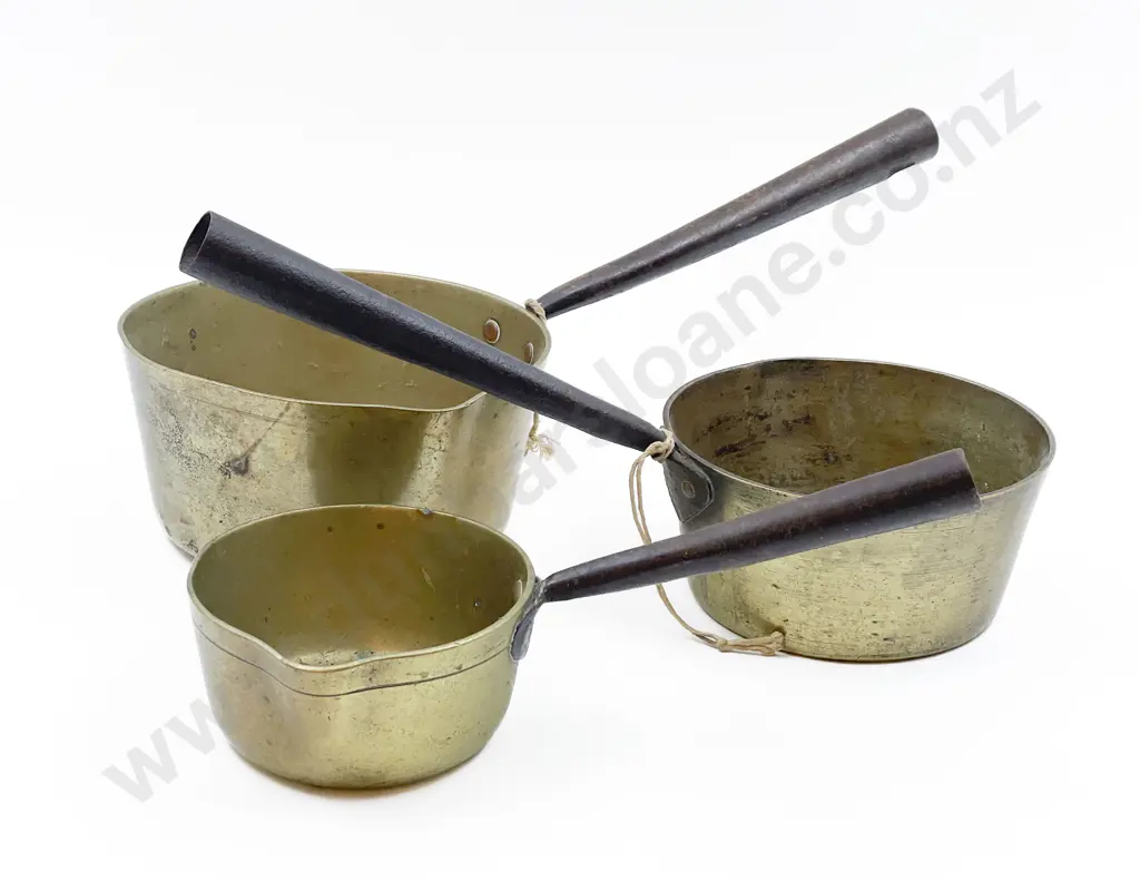 Graduated Set of Three Vintage Brass Saucepans Image 1++