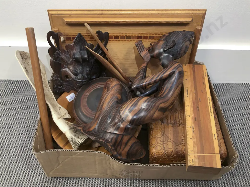 Box of Assorted Woodware etc Image 1++