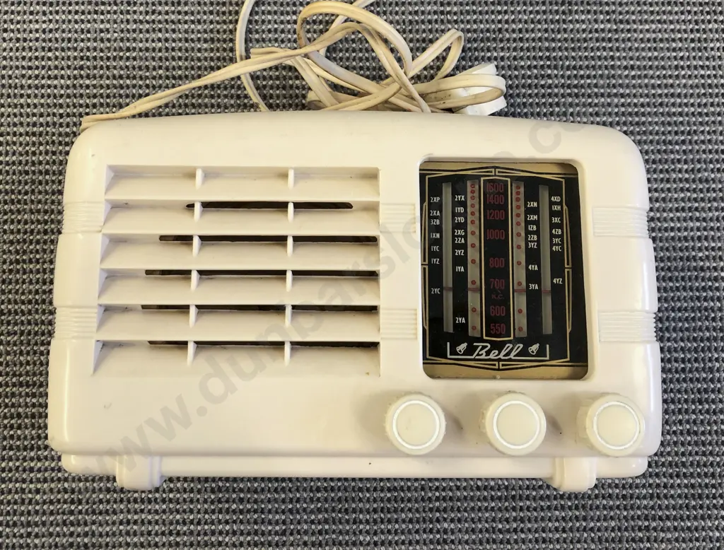 Vintage Bakelite Radio Image 1++
