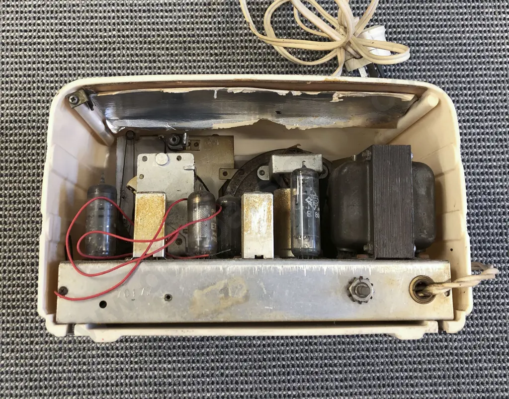 Vintage Bakelite Radio Image 1++