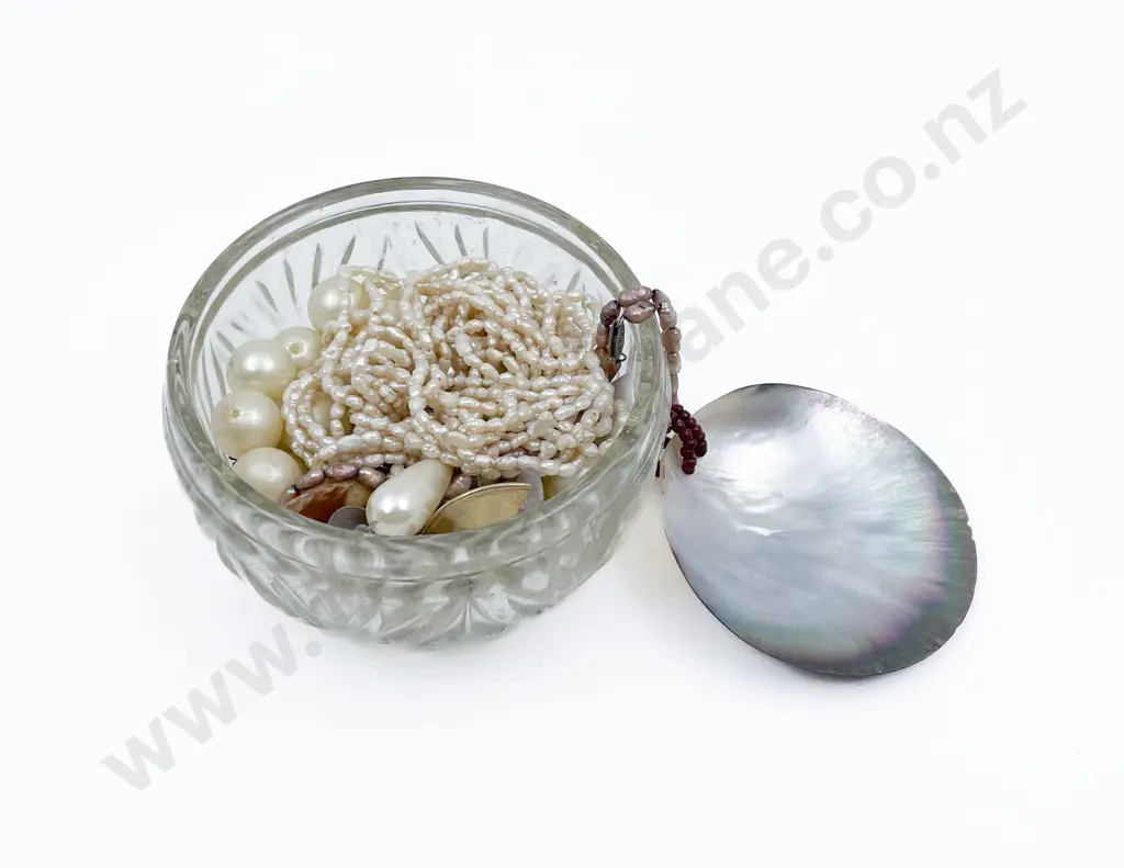 Small Quantity of Assorted Costume Jewellery Image 1++