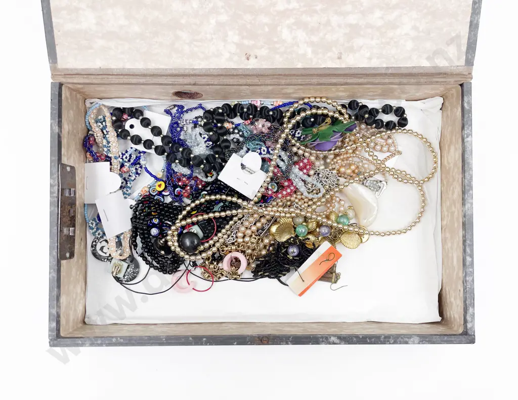 Quantity of Assorted Costume Jewellery Image 1++