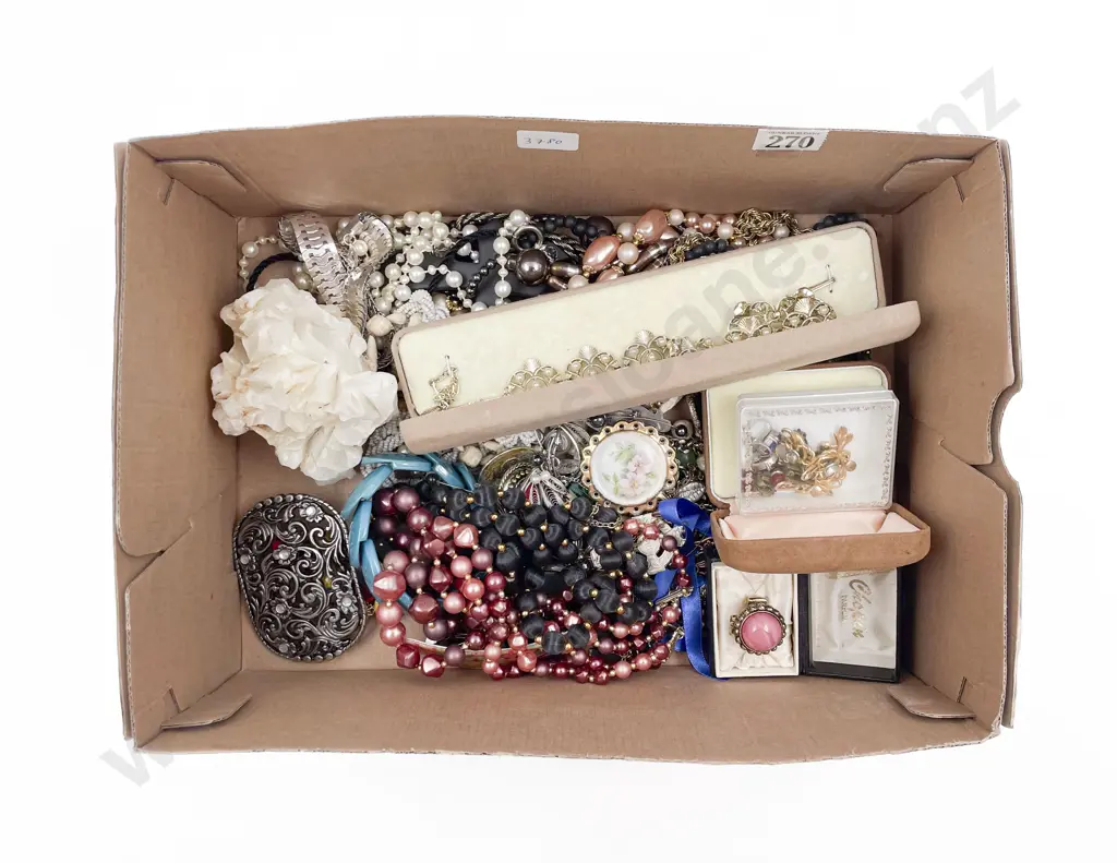 Quantity of Assorted Costume Jewellery etc Image 1++