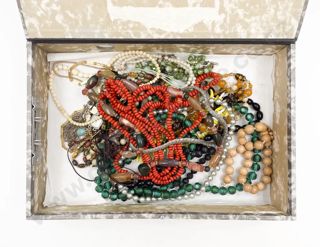 Quantity of Assorted Costume Jewellery Image 1++