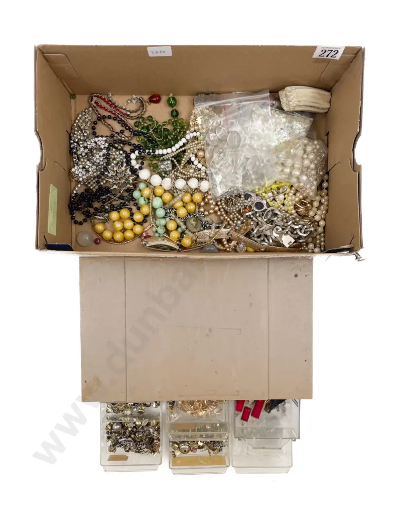 Quantity of Assorted Costume Jewellery etc Image 1++