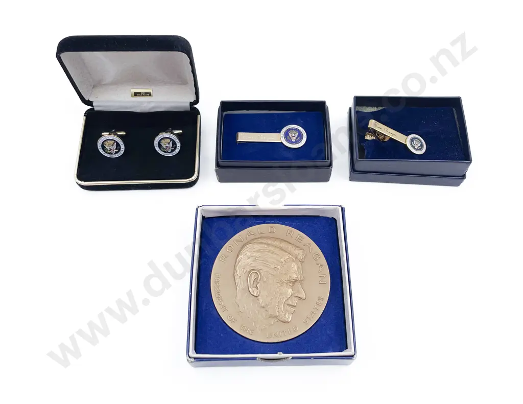 Presidential Bronze Medallion Ronald Reagan with two tie clips and pair cuff links Image 1++