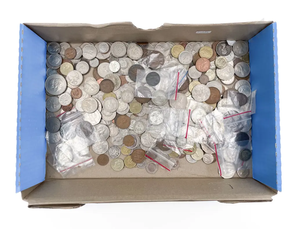 Qty Vintage NZ Australia UK and Commonwealth Pocket Change Coinage Image 1++