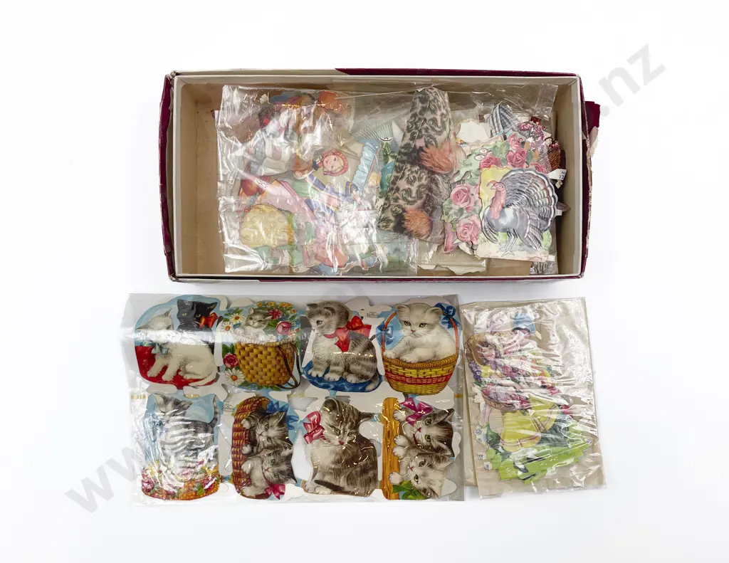 Small Quantity of Assorted Vintage Scraps Image 1++
