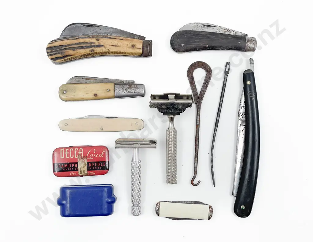 Quantity of Assorted Vintage Razors and Pocket Knives etc Image 1++