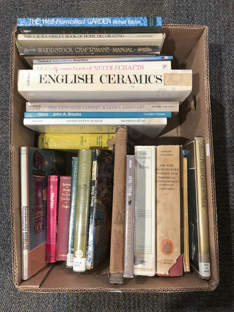 Quantity of Assorted Reference Books etc Image 1++
