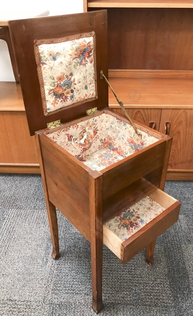 Single Drawer Tilt Top Sewing Box Image 1++