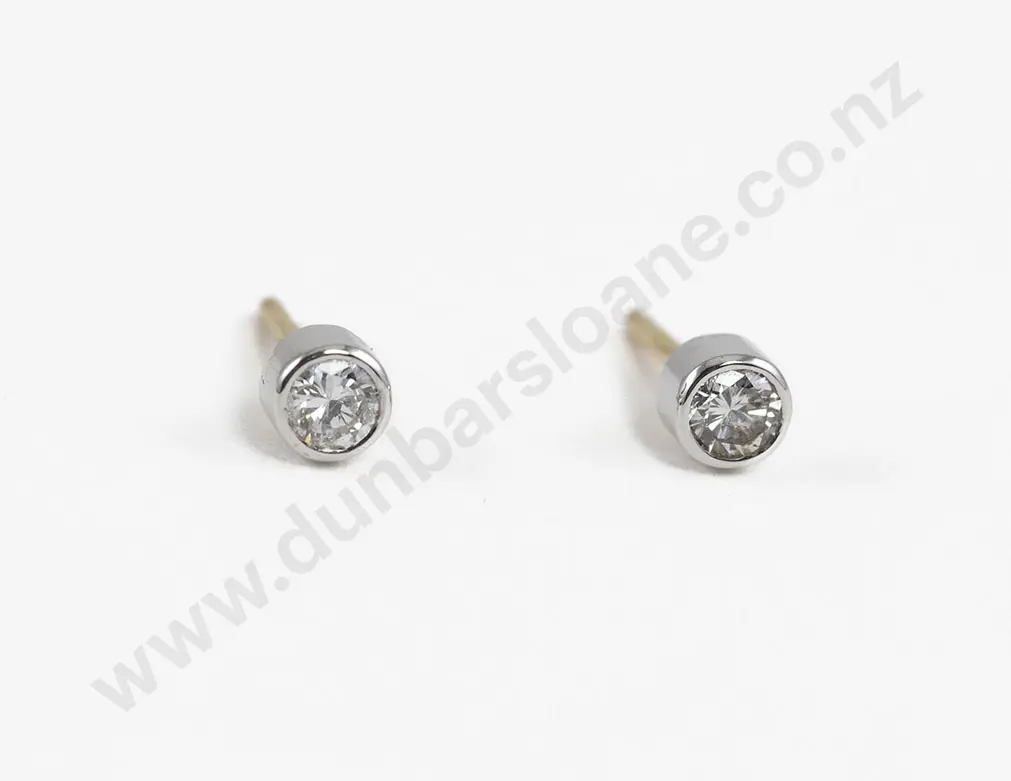 18ct Yellow and White Gold Solitaire Diamond Stud Earrings Image 1++