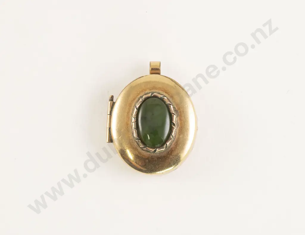 9ct Oval Single Panel Greenstone Photo Locket Image 1++