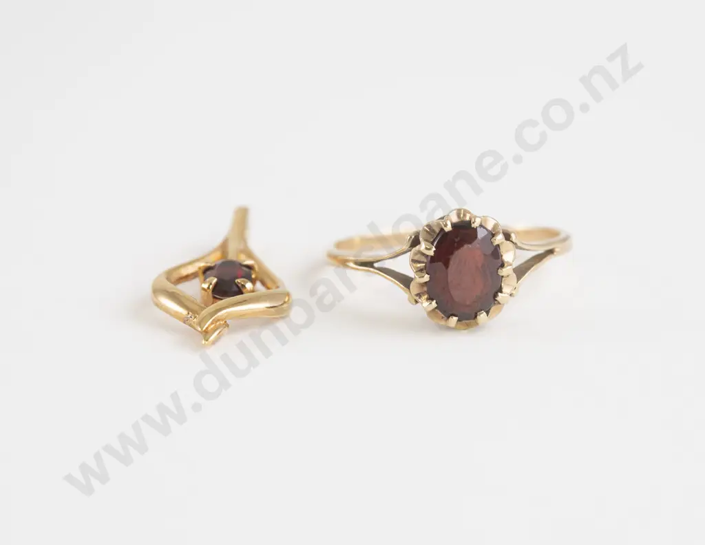 9ct Single Garnet Ring Image 1++