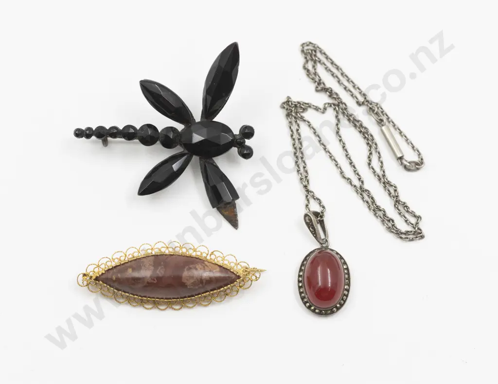 9ct Filigree Framed Red Agate Lozenge Brooch Image 1++