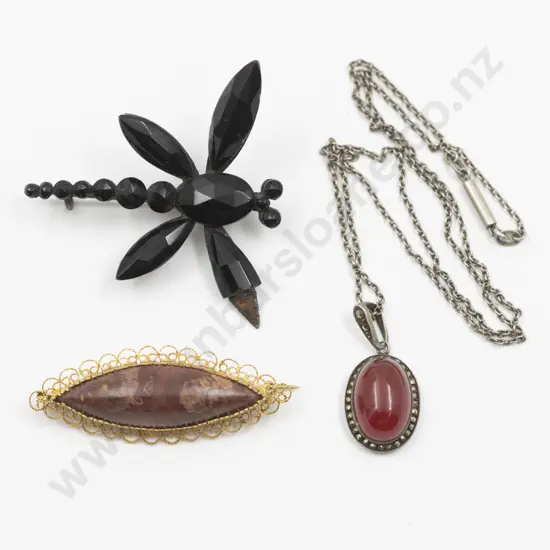 9ct Filigree Framed Red Agate Lozenge Brooch