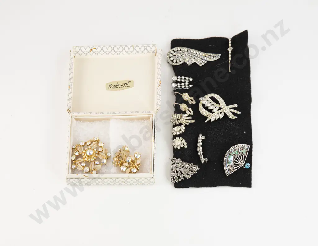 Collection of Assorted Vintage Diamanté Jewellery Image 1++