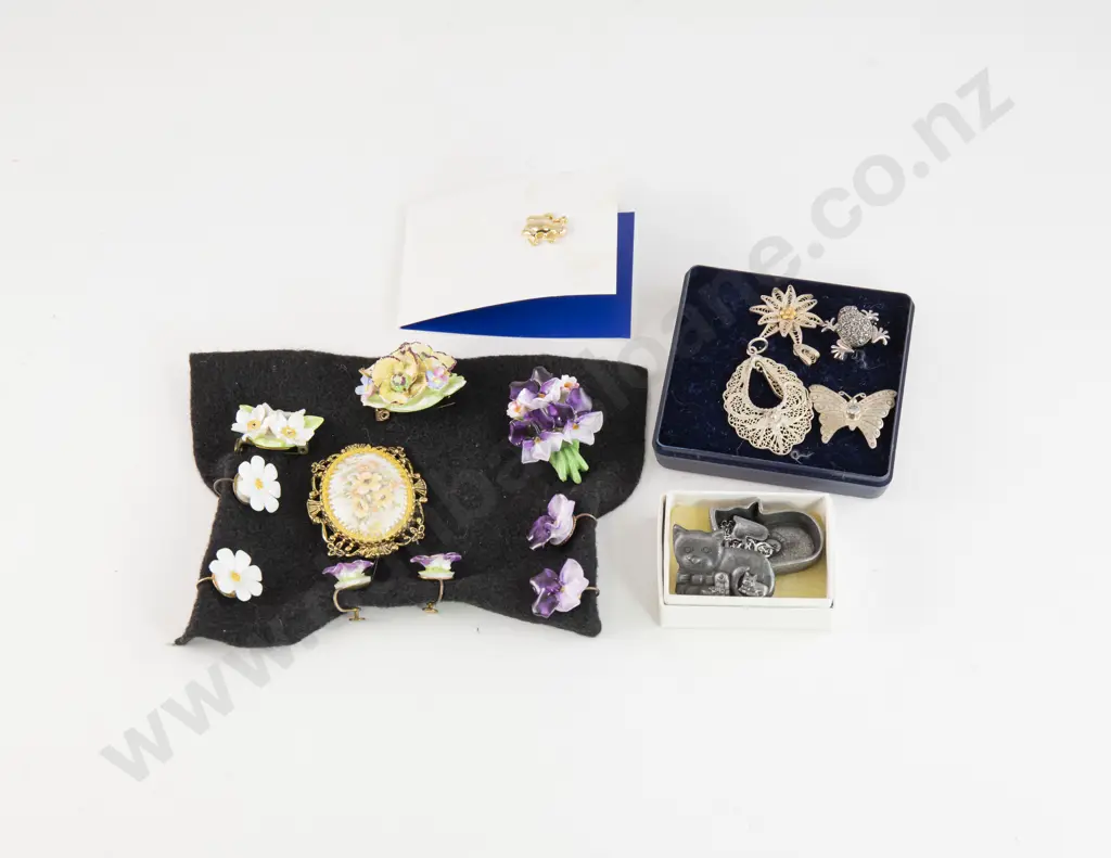 Collection of China and Various Jewellery Image 1++