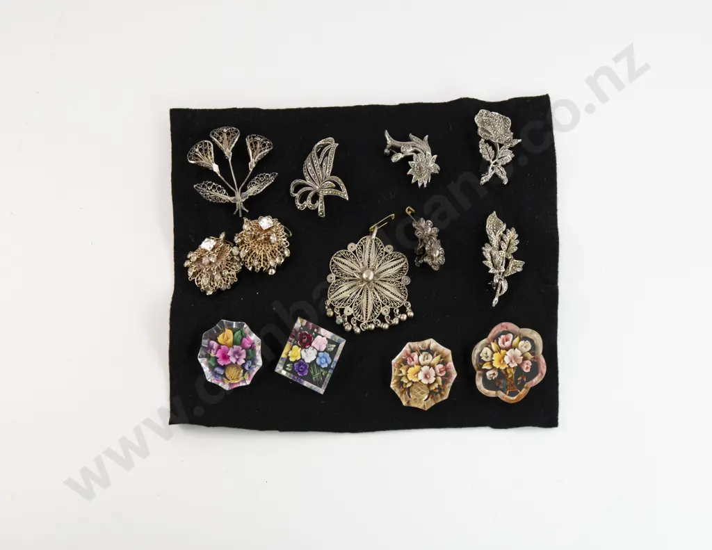 Collection of Vintage Costume Brooches Image 1++