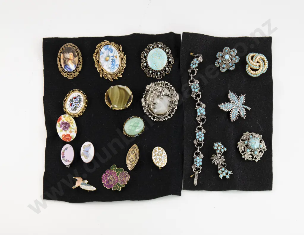 Collection of Vintage Costume Brooches Image 1++