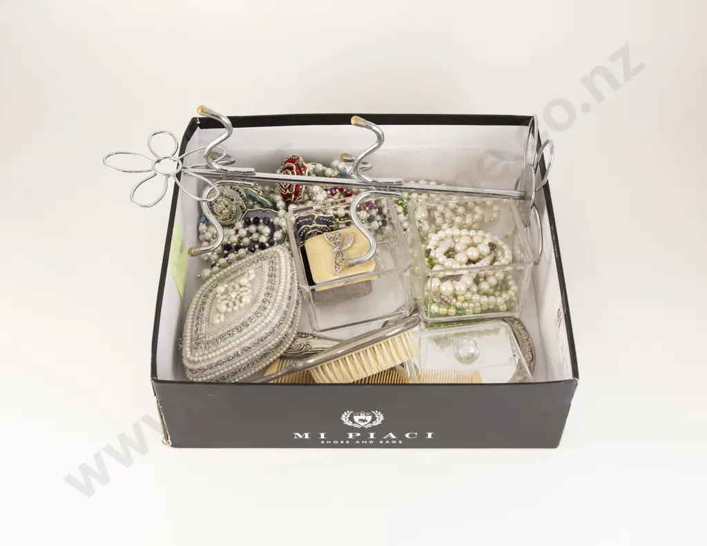 Qty Imitation Pearl Fashion Necklaces Image 1++